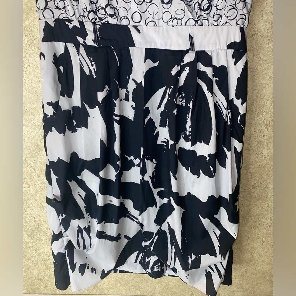 Banana Republic Dress size 10 Black & White Abstract Plunge Neck Line w/Pockets - Picture 4 of 13